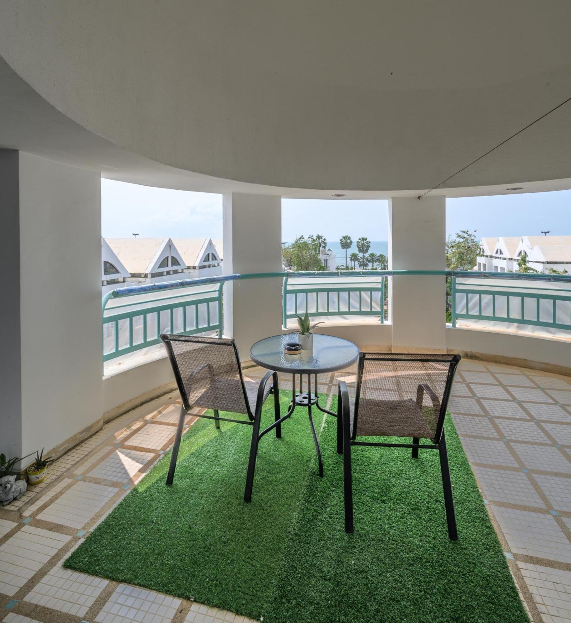 Jomtien Beachfront Stylish Studio , Stunning Seaview , Big Pool 외부 사진